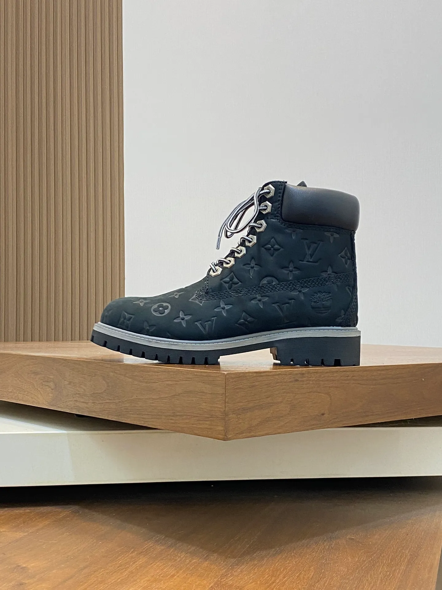 Men's shoes 💰💰760 Loui* Vuitto* x Timberlan* co-branded presbyopic rhubarb boots, ankle boots, short boots, LV x Timberland ankle boots are made of Monogram embossed waterproof nubuck cow leather, relying on the brand's exquisite craftsmanship to carefully reshape the classic Timberland 6-inch boot shape in Italy, making an eye-catching appearance in American workwear style. Created by Pharrell Williams 2025 autumn and winter menswear show. The Monogram embossed tongue, original Timberland laces and outsole are exquisite details, the leather label expresses the cooperation logo, and the delivery counter is exquisitely packaged! ▪️Size: Women's 35-40 (customized in 40) ▪️Size: Men's 39-46 (45/46 customized)